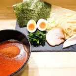 辛辛魚介豚骨つけ麺(豚叉焼1枚、ほうれん草、薬味葱、粉唐辛子)（つけ麺 大かわ 弘明寺店）