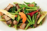 (48)カイラン菜と揚げ豚肉の炒め（サームロット）