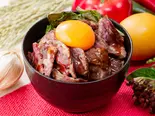TV放送された！たまご付き(牛ハラミ約100g)やわらか牛ハラミ丼（ハラミ・ローストビーフ丼 ハラミと米 心斎橋本店）