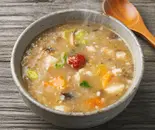 298kcal 根菜と彩り茸の298kcal濃厚「秋粥」 味噌仕立て(さつまいも・かぼちゃ・ごぼう・にんじん・れんこん・まいたけなど)(梅干し添え)（風邪・胃腸炎の回復に お粥小屋 健康お粥専門店）