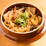 名古屋コーチンと季節の野菜の釜飯（Brochette Namioka）