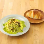 111.名物バジルロール付！グリルベーコンのジェノベーゼクリームパスタ（鎌倉パスタ 錦糸町パルコ店）
