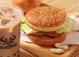 紅茶ミルクティー+ ハンバーガー（台湾悪魔ジーパイ 川崎銀柳街店）