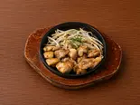 鶏ももの鉄板焼き(塩)（無敵酒場）