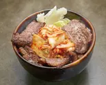 旨みキムチのせ 牛カルビ200g丼（[こだわりの炭火炙り]ハラミ＆カルビ丼 一牛）