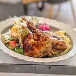 【数量限定】特製骨付きスパイシーチキン（AMPLEUR CAFE）