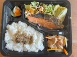 和食弁当(国産鮭の塩焼き)（体に優しいがテーマのカフェ ユエ Café yue）
