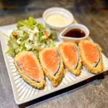 サーモンフライ～レア仕立て自家製タルタル添え～（牡蠣処 一燈照隅）