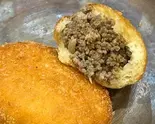お肉たっぷりピロシキ「露」（カレーパンの松風）