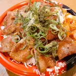 名物ホルモン丼(カジュアル食堂 レスト アドル)