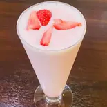 イチゴラッシー/ strawberry lassi（ナマステキッチン）