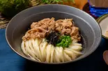 牛肉ぶっかけうどん Cold udon with beef（山下本気うどん 大宮東口）