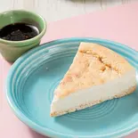 【チーズケーキ＆ベリーソース】Cheese cake ＆ Berry sauce（ファラフェル ブラザーズ 原宿店 FALAFEL BROTHERS HARAJUKU）