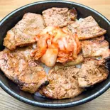 キムチ厚切り豚肩ロース丼（豚めし家 なんばパークス前店）