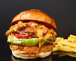 チリチーズバーガー(フレンンチフライ付) Chili Cheeseburger（ゴールデンブラウン表参道店）