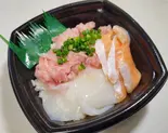 とろサーモン・イカ・ネギトロの3色丼Fatty salmon, squid, green onion tuna 3-color rice bowl（海鮮丼’z 駒込店）