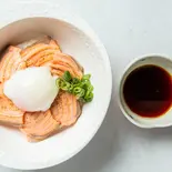 【温玉のせ】炙りサーモン丼～焦がしニンニクだれの海賊風～（鳥たたき丼専門店 鳥姫）