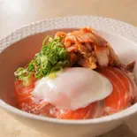 サーモンとキムチの韓流丼（鳥たたき丼専門店 鳥姫）