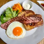 全粒粉フレンチトーストブレッキープレート Whole Wheat French Toast Brekkie  Plate（BONDICAFE NAKAMEGURO(ボンダイカフェ ナカメグロ)）