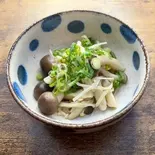 キノコの白だし和え(60g)（【おにぎりと豚汁】明治屋～南阿佐ヶ谷店～）