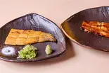 肉厚の国産うなぎ「特選白焼き」丸々1尾(山椒・醤油・わさび付き)（鉄・釜・鰻 ねどこ 南森町店）