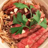 黒毛和牛A5雌牛のイチボステーキ丼（ITALIAN BAL NIINA）