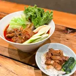 麻辣牛肉と旬野菜のオススメトッピング麻辣湯(スープ春雨)+ミニ焼豚丼セット（【麻辣湯 春雨ヌードル】TOKYO TANG TANG）
