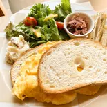 カンパーニュとスクランブルエッグのプレート(cafe ふぅ)