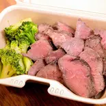 【肉倍量】赤身牛ステーキとハーブブロッコリーの高たんぱく&低糖質サラダ Large beef steak & Herbal broccoli salad(肉と健康ハーブブロッコリー専門店 Herbro 秋葉原店)