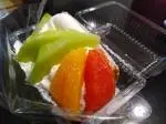 シフォンケーキ1カット クリームとフルーツ付き（スイーツ プレイス ナッティ カフェ）