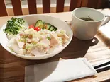 ふわふわ美桜鶏のネギ油丼【気まぐれスープ付き】（ツナグカフェ TSUNAGU）