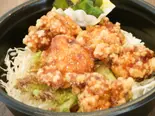 極上たれの鳥の唐揚げ丼（食事処さざなみ）