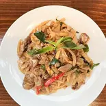 17.辛口焼きそば Pad kee mao（タイ国料理ベンジャロン）
