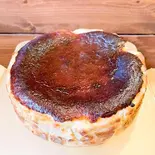バスクチーズケーキホール15センチ（ケーキとイタリア料理 ミーオ Cake and Italian mio）