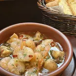 海老とマッシュルームのアヒージョ (バケット付)（trattoria craft）