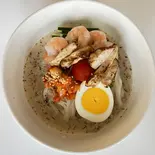 エゴマ豆乳冷麺(海老と炙りサラダチキンと自家製キムチ)（冷麺とチヂミの店 면면(ミョンミョン)）