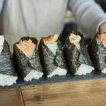 〈半熟スパイスたまご〉（となりのと）
