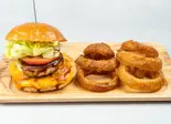 淡路島チーズバーガーオニオンリングセット（淡路島バーガー高円寺店）