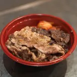 【カルビ75gハラミ75g】合計150g！お肉1.5倍！牛カルビ×牛ハラミのハーフ＆ハーフ丼(キムチ付)（牛タコスと焼肉丼）