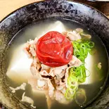 やみつき！  梅牛 肉吸い (豆腐150g入り)（「肉うどん」と「肉吸い」のお店 黒牛亭 KuroUshiTei）