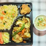 五目チャーハンと回鍋肉の弁当（旬香菜館）