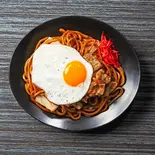 武蔵流 牛ホルモン焼きそば(麺大盛)【目玉焼き付】≪3401≫（鉄板焼きそば 武蔵 京橋店）
