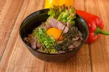 炙りユッケ風ローストビーフ丼(並 ローストビーフ70g)*たまご付き(ハラミとローストビーフとご飯 長居店)