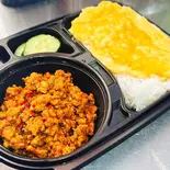 クアクリン・ムーターメリックを使った鶏肉の激辛カレーペースト炒め+ご飯+タイ風卵焼き คั่วกลิ้งไก่สับ+ข้าวสวย+ไข่เจียว(PINTO)