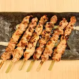 鶏もも串6本セット【塩】(大衆酒場 鳥さむらい 新宿三丁目店)