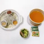 【冷】釜揚げしらす＆梅干し茶漬け(ご飯220g)（寿司割烹山水）