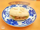 肉夹馍(中華ハンバーグ)（楊銘宇 黄燜鶏米飯 日本橋店 YANG'S BRAISED CHICKEN RICE）