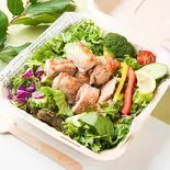 鶏もも肉ステーキ200gが乗ったパワーサラダ Grilled Chicken Salad(ヘルシー&グリル マドズ 三軒茶屋店)
