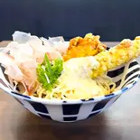 追いがつお・とり唐揚げちく天タルタルうどん（たくみ）