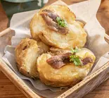北海道じゃがバター 十勝アンチョビ＆チーズ（北海道じゃがバターとローストビーフ丼 むらかみ農場 江東森下店）